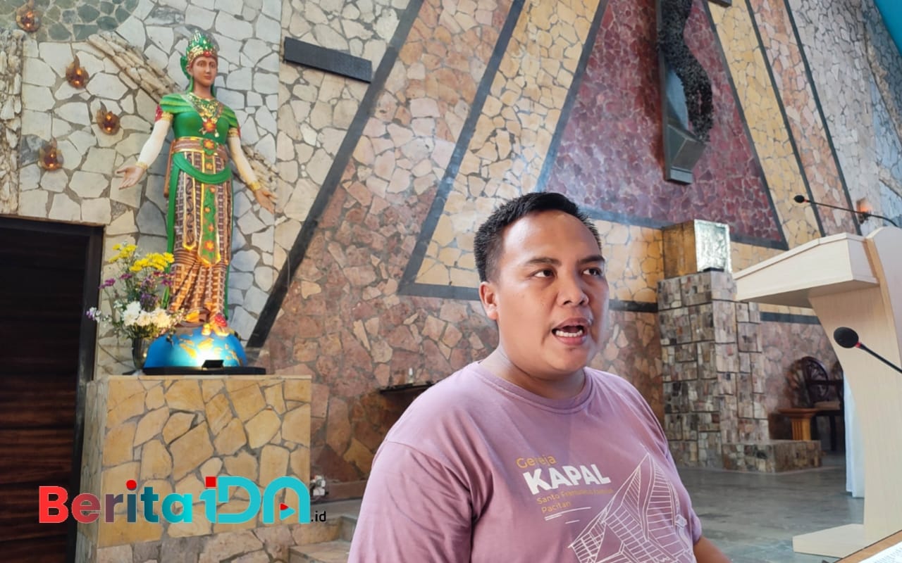 Pastor Gereja Katolik St. Fransiskus Xaverius, Romo Ferdinandus Eltyson Prayudi saat diwawancarai di depan patung Bunda Maria di Gereja Kapal Pacitan, Rabu, 25 Desember 2024. (Foto: Al Ahmadi/BeritaIDN)