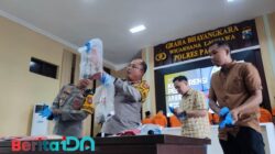 Kapolres Pacitan tengah menunjukkan barang bukti tindak pidana pengedaran Narkoba, Selasa, 31 Desember 2024. (Foto: Heri Nur Cahyono/BeritaIDN)