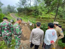 Pacitan Dilanda Cuaca Ektrem,  Jembatan Penghubung Antardesa di Nawangan Ambrol