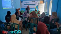 Kepala Bidang Pengembangan Ekonomi Pedesaan Dinas PMD Pacitan, Novia Wardhani, saat menjadi pemateri pada workshop UMKM, digitalisasi, dan pembinaan BUMDesa yang diadakan di Desa Ploso, Kecamatan Punung, Kamis, 2 Januari 2024. (Foto: Heri Nur Cahyono/BeritaIDN)