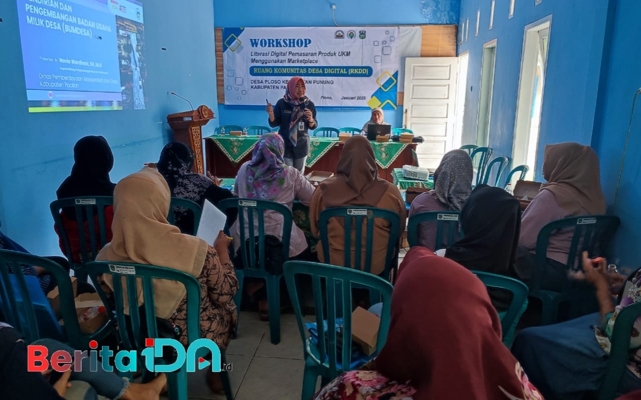 Kepala Bidang Pengembangan Ekonomi Pedesaan Dinas PMD Pacitan, Novia Wardhani, saat menjadi pemateri pada workshop UMKM, digitalisasi, dan pembinaan BUMDesa yang diadakan di Desa Ploso, Kecamatan Punung, Kamis, 2 Januari 2024. (Foto: Heri Nur Cahyono/BeritaIDN)