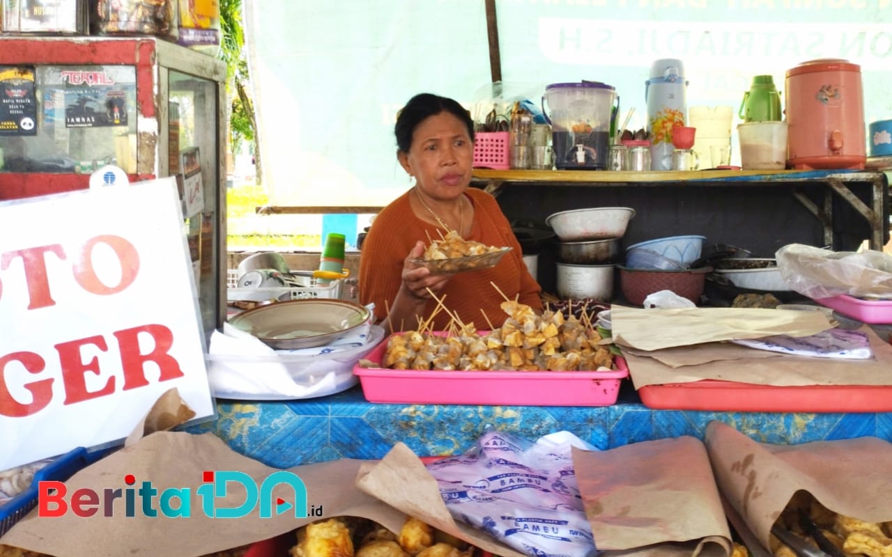 Eni Widyawati (60), tampak menunjukkan sajian Sate Tahu di lapaknya yang berada di Alun-Alun Pacitan, Jumat 3 Januari 2024. (Foto: Diki Kurnia/BeritaIDN)