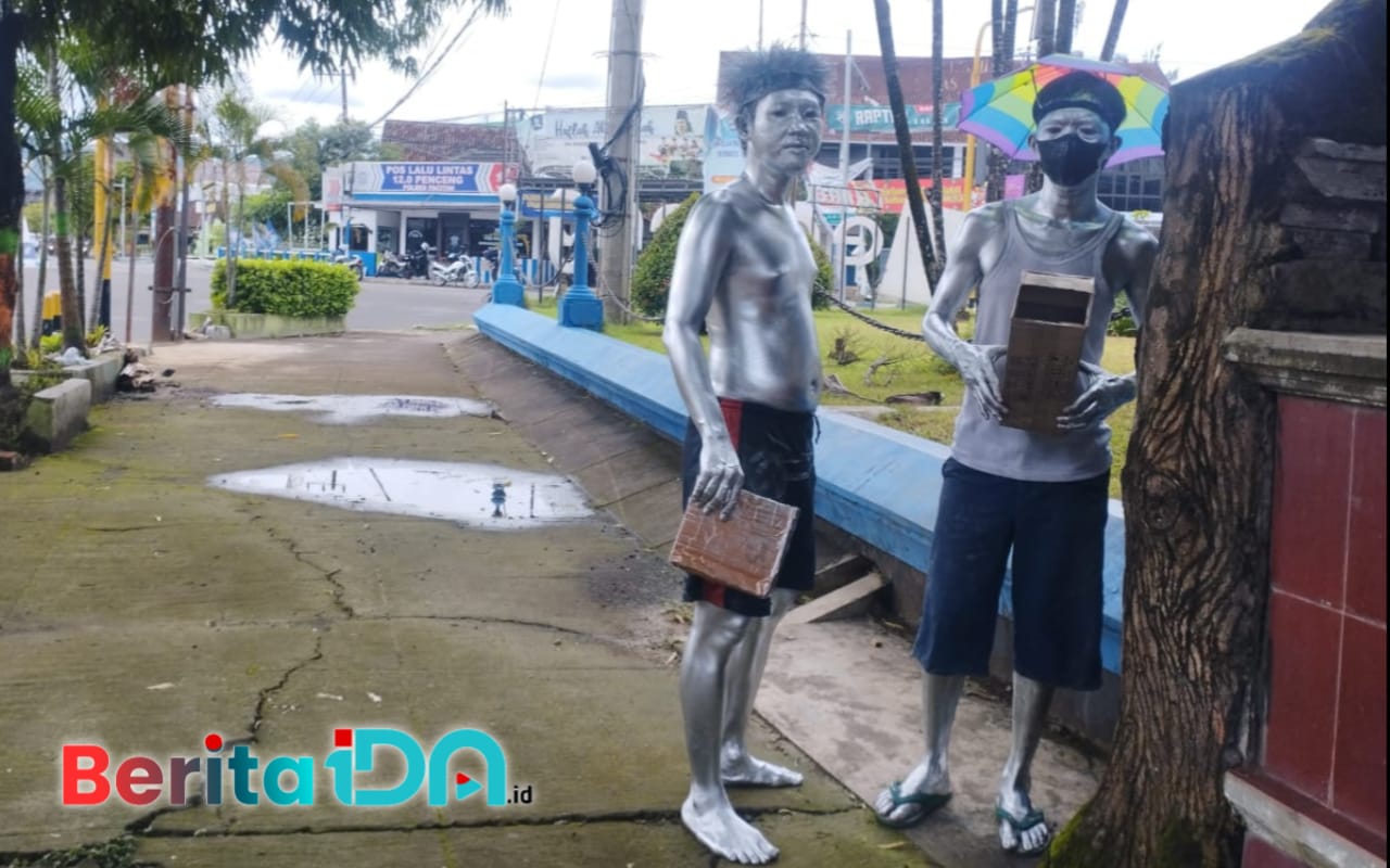 Eri dan Kurnia berteduh di pinggir jalan. (Foto: Diki Kurnia/BeritaIDN)