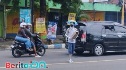 Manusia silver tengah beraksi di Lampu Merah Penceng Pacitan, Minggu, 5 Januari 2025. (Foto: Diki Kurnia/BeritaIDN)