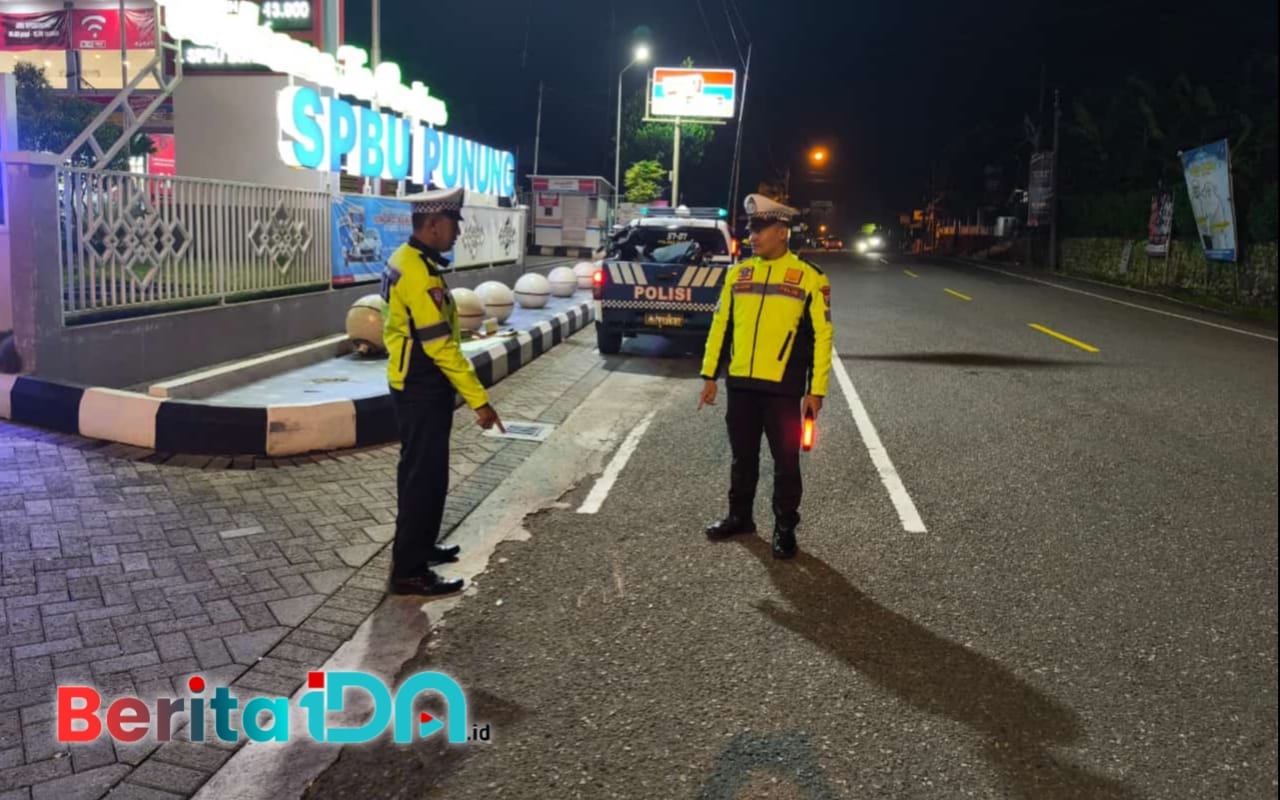 Polisi tengah mengecek kondisi di TKP usai tubrukan terjadi antara Toyota Innova dan Supra, Minggu, 5 Januari 2025. (Foto: Polres for BeritaIDN)