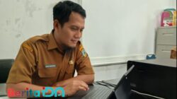 Pejabat Pengelola LPSE (Layanan Pengadaan Secara Elektronik) Unit Kerja Pengadaan Barang/Jasa (UKPBJ) Kabupaten Pacitan, Wira Swastika, saat mengungkapkan berbagai keunggulan E-Katalog versi terbaru ini, Senin, 6 Januari 2025. (Foto: Heri Nur Cahyono/BeritaIDN)