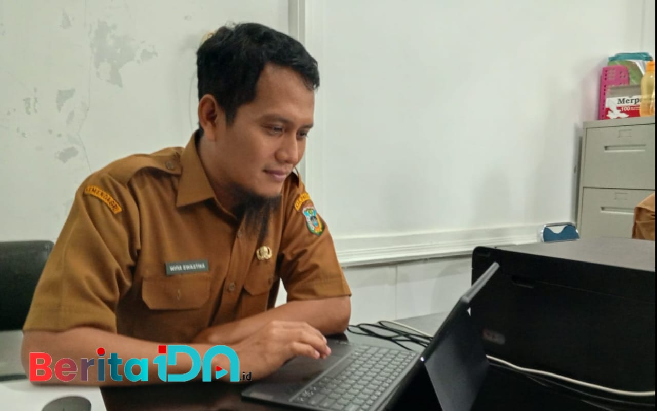 Pejabat Pengelola LPSE (Layanan Pengadaan Secara Elektronik) Unit Kerja Pengadaan Barang/Jasa (UKPBJ) Kabupaten Pacitan, Wira Swastika, saat mengungkapkan berbagai keunggulan E-Katalog versi terbaru ini, Senin, 6 Januari 2025. (Foto: Heri Nur Cahyono/BeritaIDN)