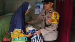 Aipda Latip Utomo, Bhabinkamtibmas Polsek Tulakan, saat menyerahkan bantuan. (Foto: Heri Nur Cahyono/BeritaIDN)