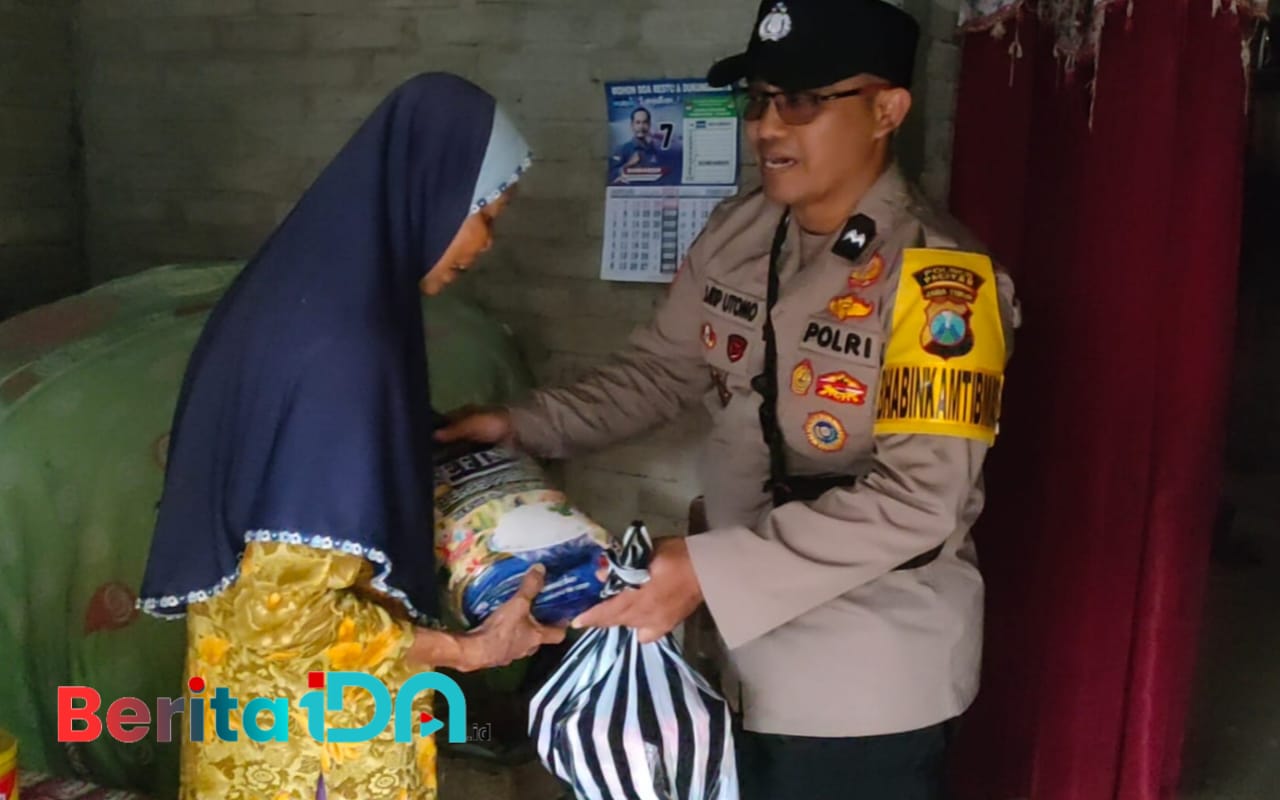 Aipda Latip Utomo, Bhabinkamtibmas Polsek Tulakan, saat menyerahkan bantuan. (Foto: Heri Nur Cahyono/BeritaIDN)