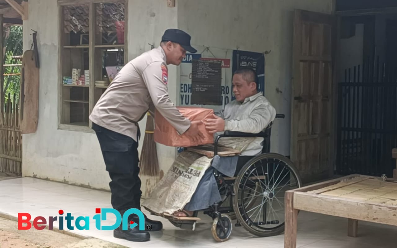 Bhabinkamtibmas Polsek Tulakan Aipda Latip Utomo bersama disabilitas inspiratif. (FOTO: BeritaIDN)