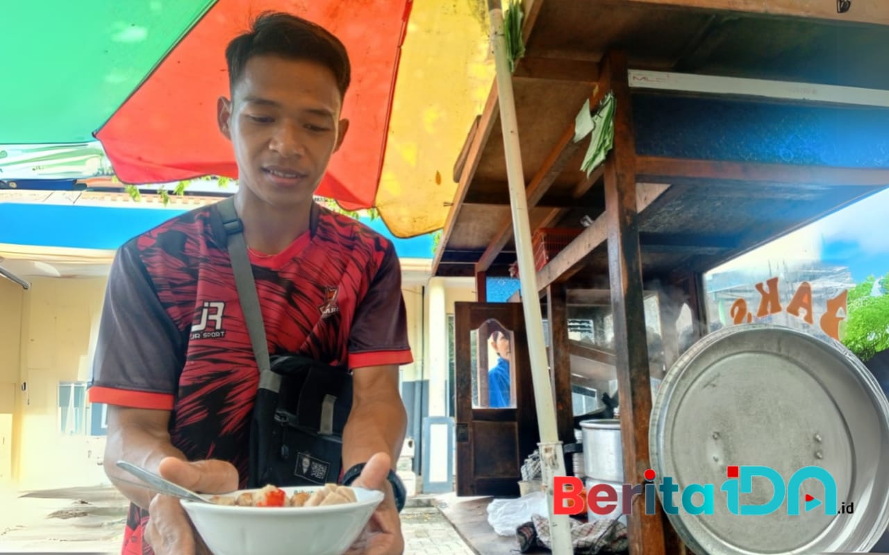 Pedagang Bakso Yunus, tengah menunjukkan Bakso yang siap disantap oleh Konsumen. (Foto: Heri Nur Cahyono/BeritaIDN)