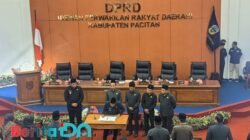 DPRD Kabupaten Pacitan tengah mengecek hasil kerja terhadap rancangan peraturan daerah (Ranperda) tentang Bantuan Hukum bagi Masyarakat Miskin dalam sidang paripurna yang berlangsung, Selasa (14/1/2025). (Foto: Yusuf Arifai/BeritaIDN)