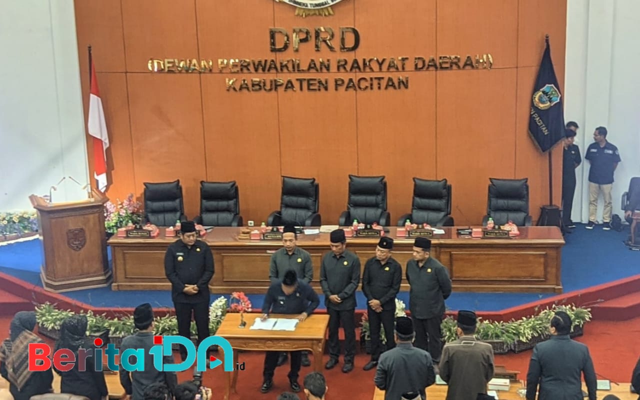 DPRD Kabupaten Pacitan tengah mengecek hasil kerja terhadap rancangan peraturan daerah (Ranperda) tentang Bantuan Hukum bagi Masyarakat Miskin dalam sidang paripurna yang berlangsung, Selasa (14/1/2025). (Foto: Yusuf Arifai/BeritaIDN)