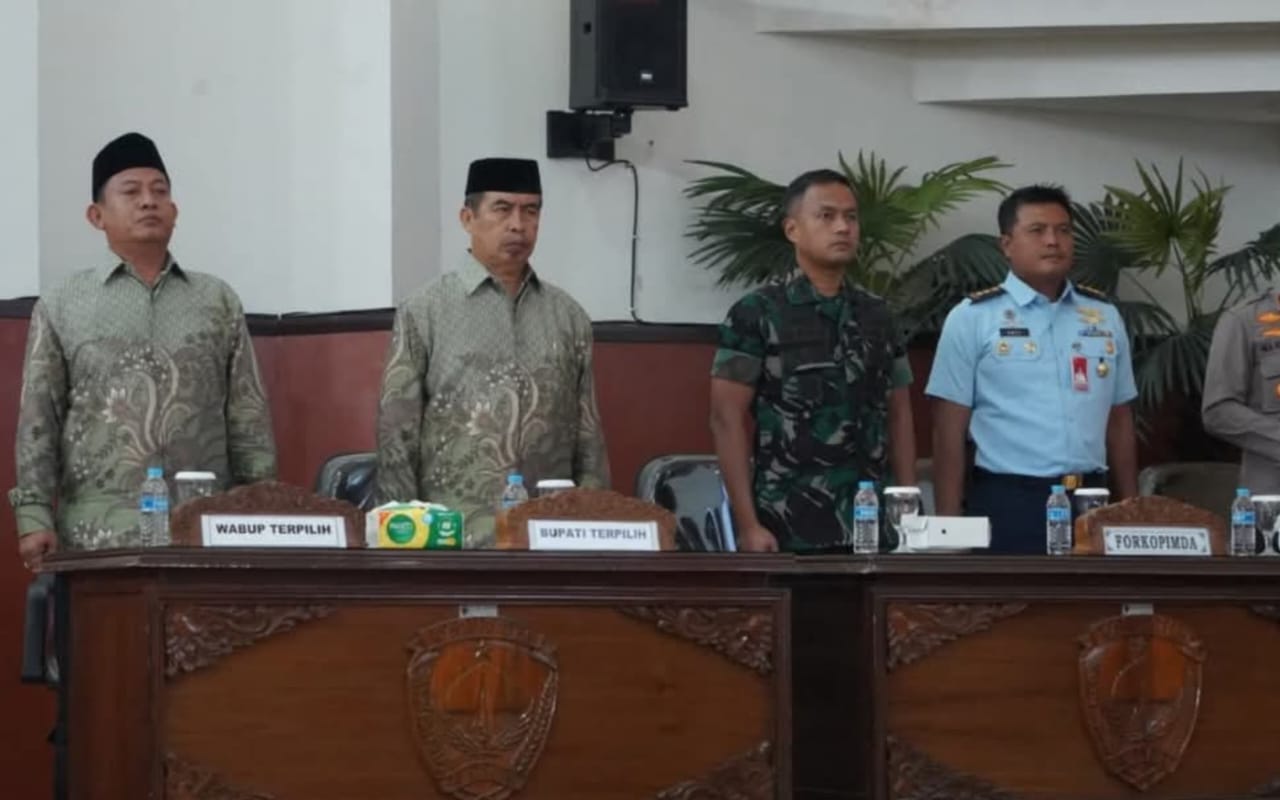 Bupati dan Wakil Bupati Terpilih Kabupaten Madiun, H. Hari Wuryanto dan dr. Purnomo Hadi terlihat hadir dalam Rapat Paripurna DPRD. (Foto: Prokopim Madiun)