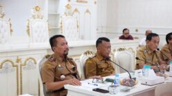 Bupati Ponorogo, Sugiri tengah membicarakan soal konsep "Desa Hebat". (Foto: Prokopim Ponorogo)