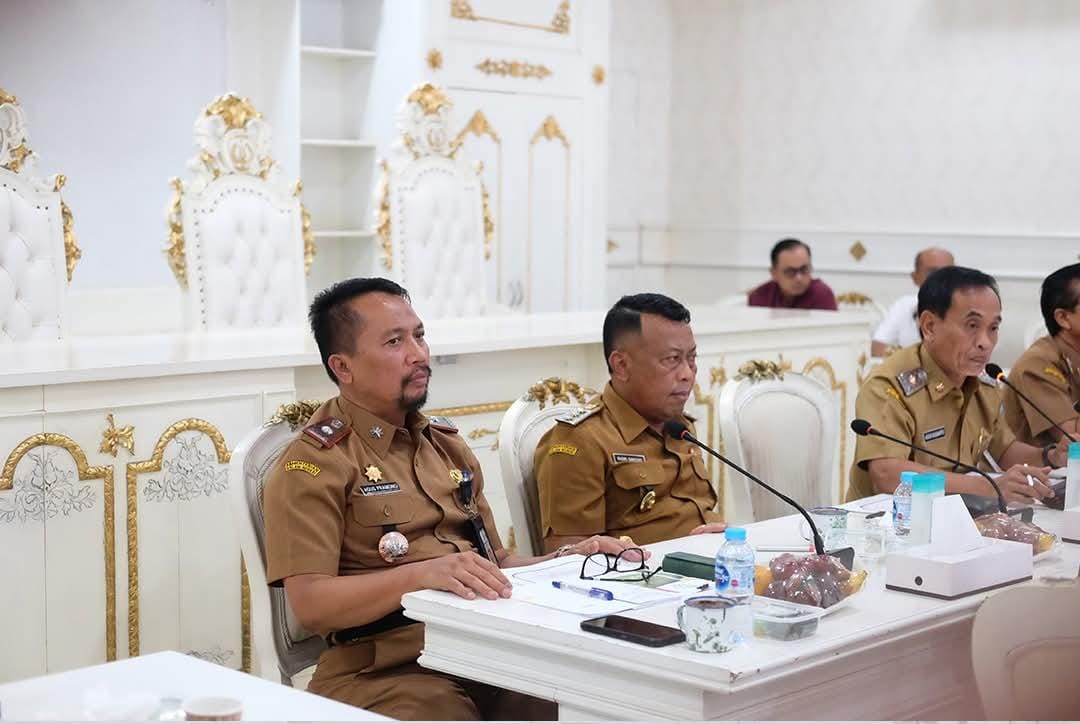 Bupati Ponorogo, Sugiri tengah membicarakan soal konsep "Desa Hebat". (Foto: Prokopim Ponorogo)