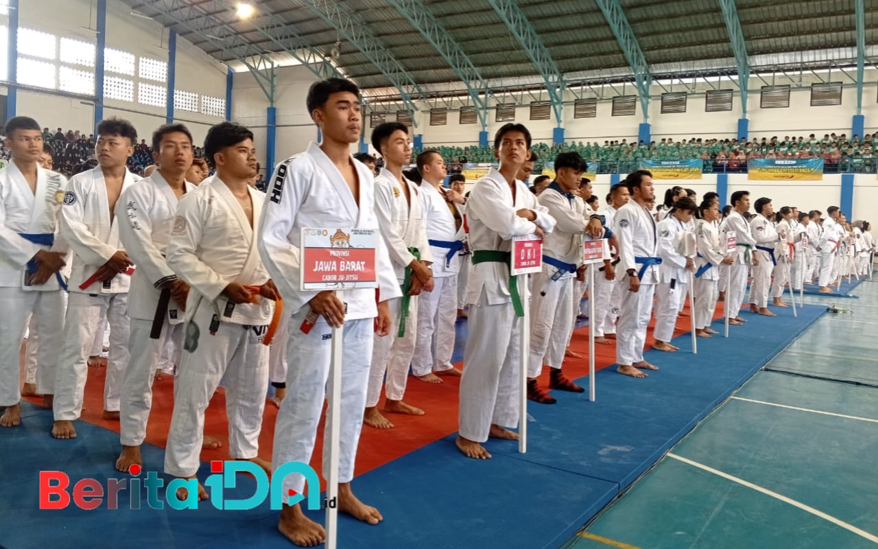 Para atlet Ju-Jitsu dari berbagai daerah siap bertarung! Dengan semangat juang dan sportivitas tinggi, mereka berdiri tegak di Kejurnas Ju-Jitsu Kajati Jatim Cup 2025. (Foto: Heri Nur Cahyono/beritaIDN)