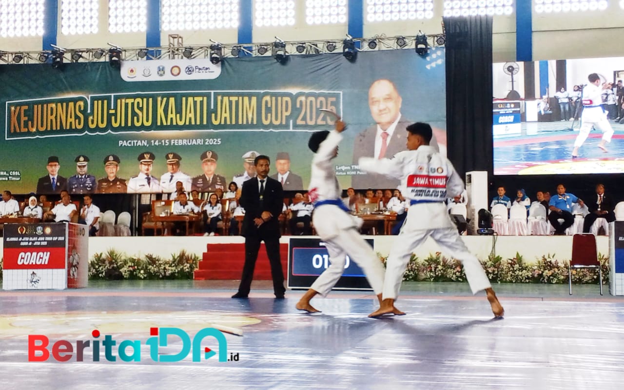 Aksi penuh semangat di atas matras, para atlet Ju-Jitsu terbaik beradu teknik dan strategi dalam Kejurnas Ju-Jitsu Kajati Jatim Cup 2025 di GOR Pacitan, Jumat, 14 Februari 2025. (Foto: Heri Nur Cahyono/BeritaIDN)