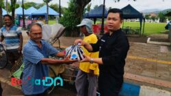 Kado Spesial PMII Pacitan untuk Tukang Becak yang Tidak Tercatat di Statistik Pemerintah