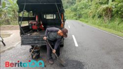 Pasca Lebaran, UPT Bina Marga Pacitan Masih Tambal Lubang Jalan