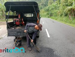 Pasca Lebaran, UPT Bina Marga Pacitan Masih Tambal Lubang Jalan