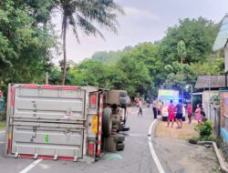 Truk Nyelonong Tabrak Pagar Rumah Kades Gegeran, Sopir Diduga Lupa Belok