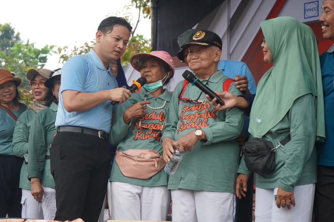 Bupati Ipin membersamai para buruh. (Foto: Prokopim Trenggalek)