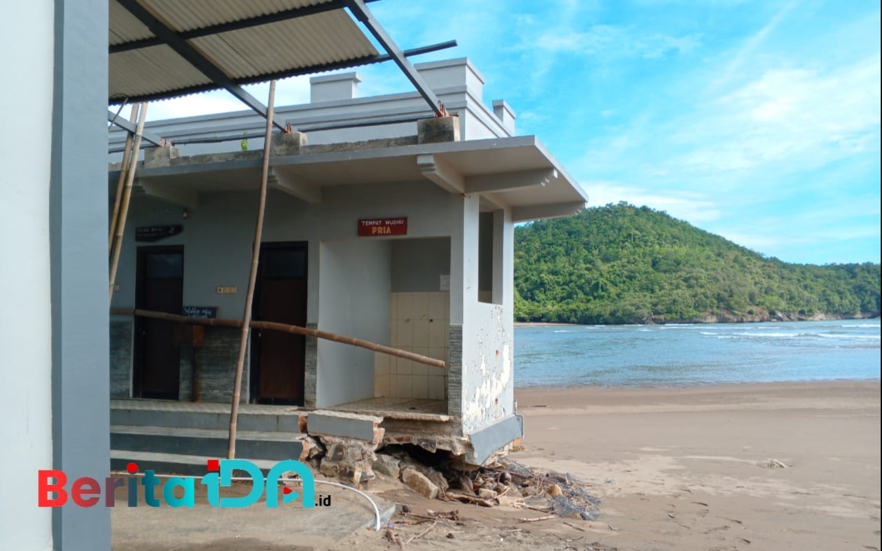 Fasilitas toilet di Pantai Pancerdorr Pacitan nyaris roboh dihantam ombak. (Foto: Heri/BeritaIDN) 