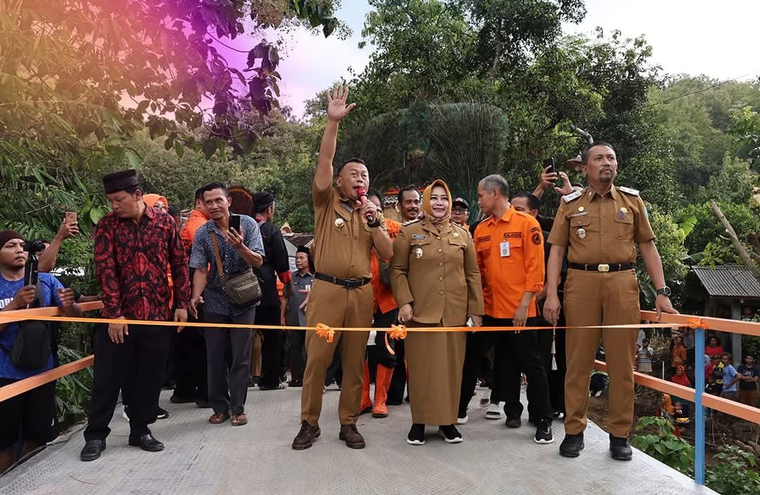 Bupati Ponorogo Sugiri Sancoko meresmikan jembatan darurat di Desa Munggu, Kecamatan Bungkal, didampingi Wakil Bupati Lisdyarita dan jajaran BPBD. (Foto: Prokopim Kabupaten Ponorogo / FB Pemkab Ponorogo)