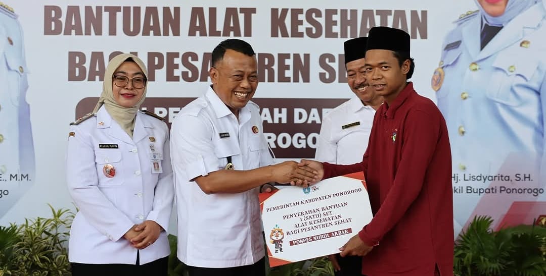 Bupati Ponorogo H. Sugiri Sancoko memberikan sambutan dalam acara penyerahan bantuan alat kesehatan bagi 22 pondok pesantren di halaman Gedung Terpadu, ( Foto: Prokopim Kab. Ponorogo).