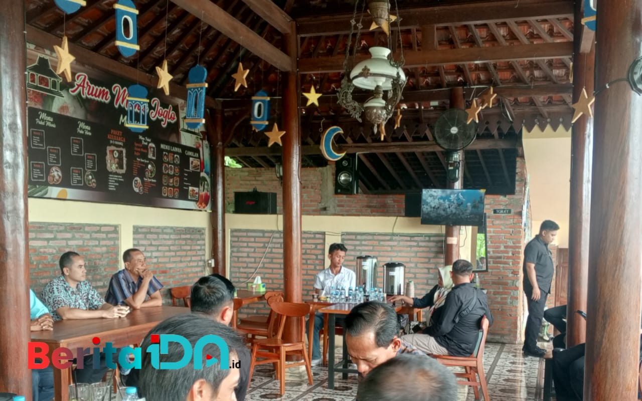 Kapolres dan Wakapolres sedang memaparkan kinerjanya kepada jurnalis yang hadir, Sabtu (17/5/2025). (Foto: Heri/BeritaIDN)