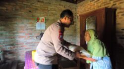 Bhabinkamtibmas Polsek Tulakan Pacitan Peduli dan Berbagi, Bantu Lansia di Desa Kalikuning