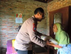 Bhabinkamtibmas Polsek Tulakan Pacitan Peduli dan Berbagi, Bantu Lansia di Desa Kalikuning