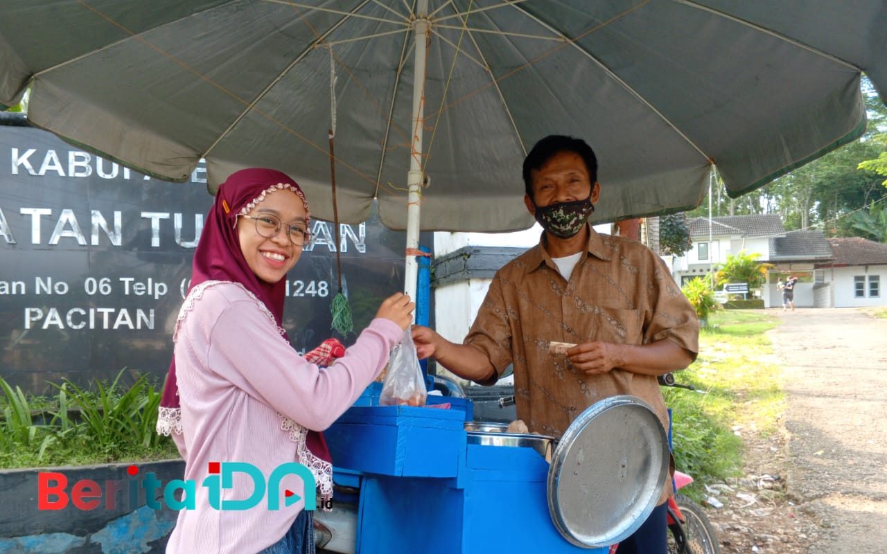 Sukemi: Penjual pentol kuah sedang melayani pembeli, Sabtu (yang (21/5/2025). (Foto: Heri/BeritaIDN)