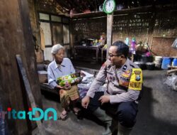 Bhabinkamtibmas di Pacitan Peduli, Bantu Lansia Sakit di Desa Gasang