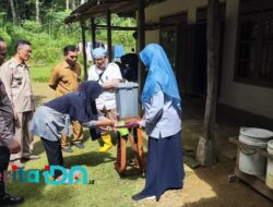 Bhabinkamtibmas di Pacitan bersama Tim Gelar Monev STBM