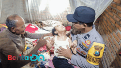 Bhabinkamtibmas di Pacitan Peduli dan Berbagi untuk Gita, Anak Berkebutuhan Khusus di Dusun Bedog