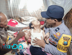 Bhabinkamtibmas di Pacitan Peduli dan Berbagi untuk Gita, Anak Berkebutuhan Khusus di Dusun Bedog
