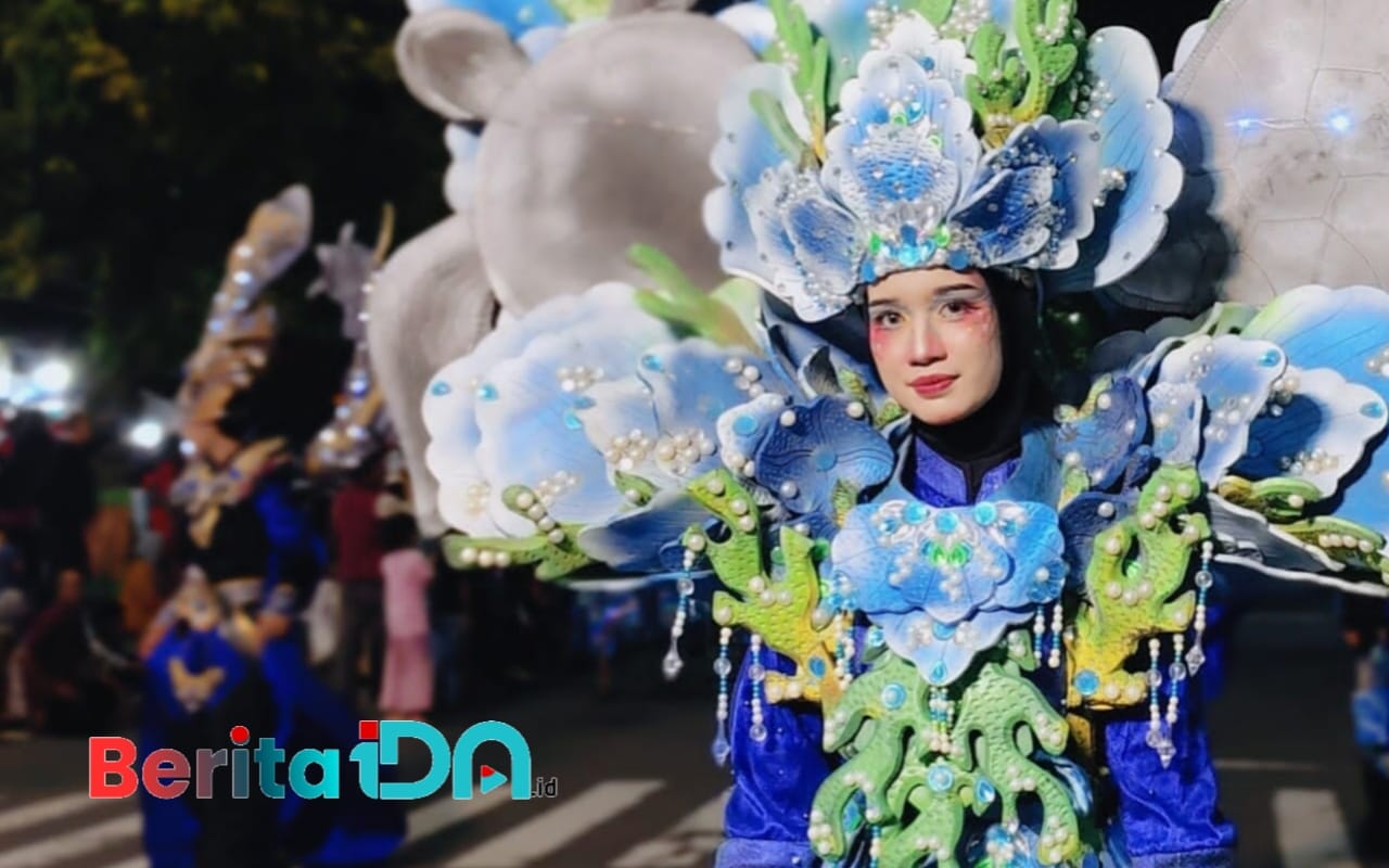 Penampil Rontek Sasana Kusuma Tuladha Budaya dari SMAN Pacitan yang memukau penonton dengan kostum megah bertema alam dan laut. Sebuah perpaduan antara seni, ekspresi, dan dedikasi, Sabtu, 5 Juli 2025. (Foto: Al Ahmadi/BeritaIDN)