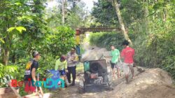 Bhabinkamtibmas Tulakan Pacitan Dampingi Kegiatan Rabat Jalan di Desa Gasang Pastikan Kualitas dan Transparansi
