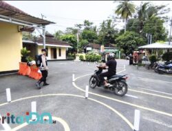 Aipda Latip Utomo Dampingi Warga Latihan Ujian SIM Lewat Program SIM Bolo Bhabin di Polsek Tulakan
