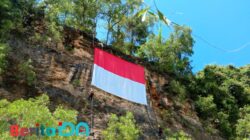 Bendera Merah Putih Raksasa Berkibar di Bukit Gelon Pacitan pada HUT ke-80 RI