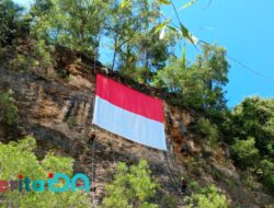 Bendera Merah Putih Raksasa Berkibar di Bukit Gelon Pacitan pada HUT ke-80 RI