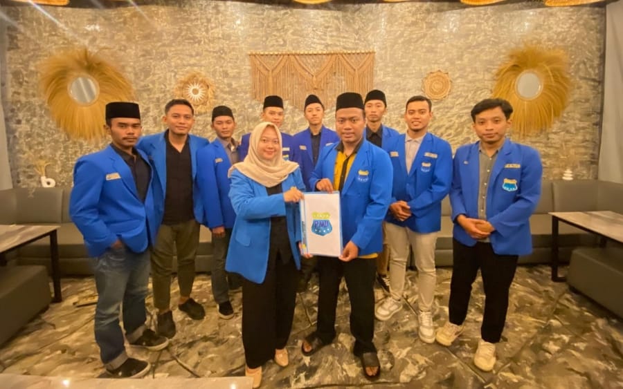 Para Ketua Cabang PMII Zona Mataraman menunjukkan petisi tuntutan usai konsolidasi di Maha Kafe, Bondowoso, Kamis (31/7/2025). Konsolidasi ini menghasilkan sejumlah sikap kritis dan strategis merespons dinamika Konkorcab XXV PMII Jawa Timur. (Foto: Wangsa Mataraman for Berita IDN)