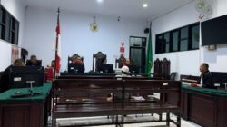 Suasana sidang putusan perkara tindak pidana korupsi proyek runway Bandara Banda Neira di Pengadilan Tipikor Ambon, Kamis (17/7/2025). Majelis hakim menjatuhkan vonis 4 tahun penjara dan denda Rp300 juta kepada terdakwa Sutoyo, S.T., M.T. atas perbuatannya yang merugikan keuangan negara. (Kejari Ambon)