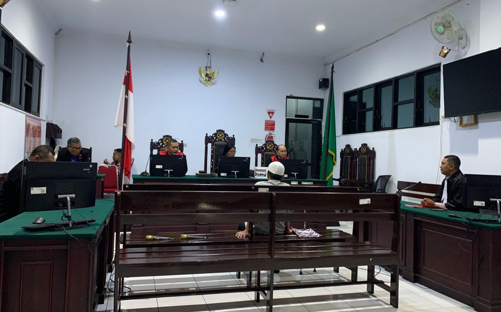Suasana sidang putusan perkara tindak pidana korupsi proyek runway Bandara Banda Neira di Pengadilan Tipikor Ambon, Kamis (17/7/2025). Majelis hakim menjatuhkan vonis 4 tahun penjara dan denda Rp300 juta kepada terdakwa Sutoyo, S.T., M.T. atas perbuatannya yang merugikan keuangan negara. (Kejari Ambon)