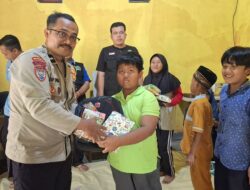 LSM KSB dan Polisi Bagikan Tas Sekolah untuk Anak di Pacitan