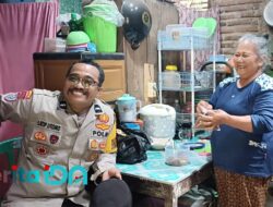 Polisi di Pacitan Sambangi Mbah Soirah, Penjual Lontong Bumbu Byur Legendaris Desa Kalikuning