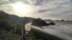 Pantai Denombo, Surga Tersembunyi di Pacitan yang Bikin Tenang