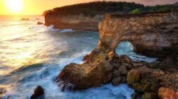 Tebing Berlubang dan Air Terjun di Atas Laut, Daya Pikat Unik Pantai Karang Bolong Pacitan